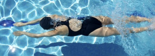 Se recomienda natación para tratar la escoliosis lumbar