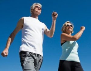 Los ejercicios asociados con el tratamiento de la artrosis facetaria incluyen caminar
