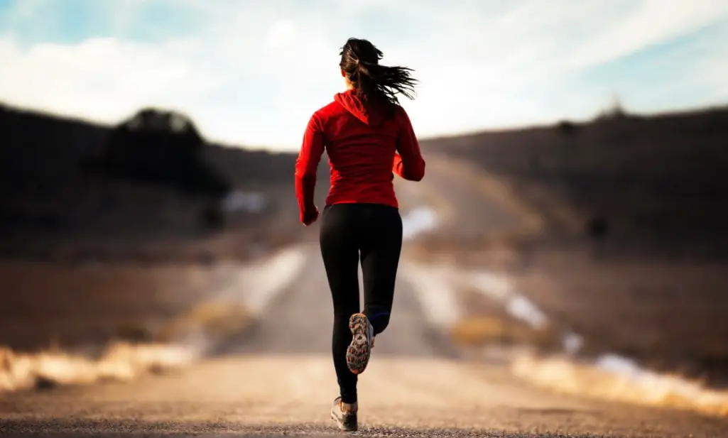 Debes cuidar tu espalda al correr para evitar sentir dolor