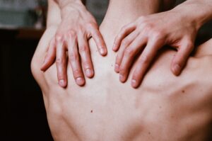Cómo tratar un pinchazo en la espalda